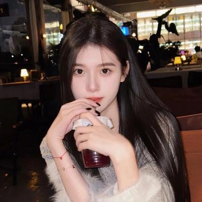 穿黄睡衣的女孩